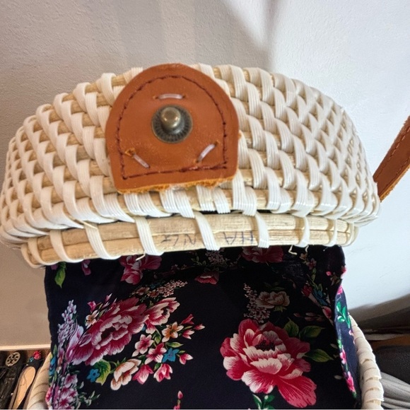 CANTINE Style Crossbody Bag Purse with a Floral Lining and Adjustable Thin Strap - Picture 10 of 10